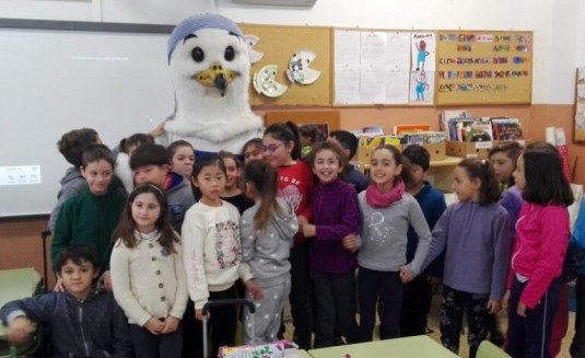 explicando cabrera en escuela