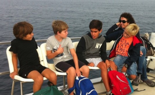 niños en el barco hacia cabrera