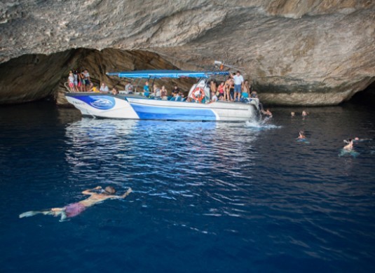 bañandose en la cueva azul - cabrera