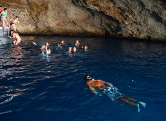 practicando snorkel en la isla de cabrera